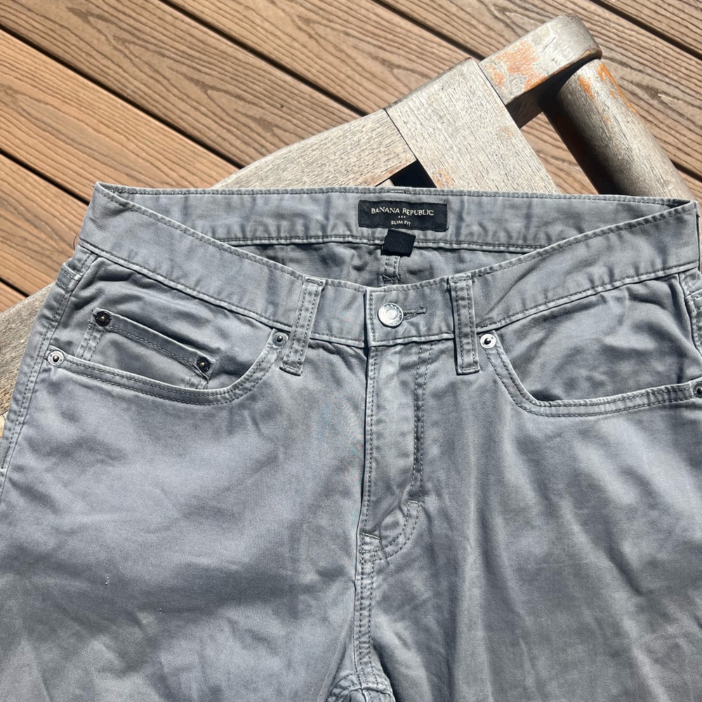 Great condition men’s Banana Republic casual brushed gray pants size 30 x 32